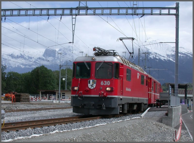 Ge 4/4 II 630  Trun  hlt am neuen Aussenperron in Untervaz vor der frisch verschneiten Kulisse des Vilan. (30.05.2007)