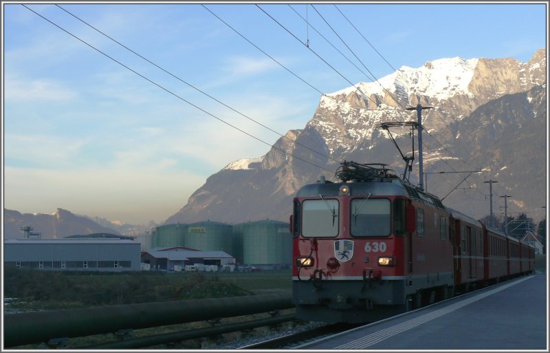 Ge 4/4 II 630  Trun  in Igis vor dem markanten Falknis. (27.12.2007)