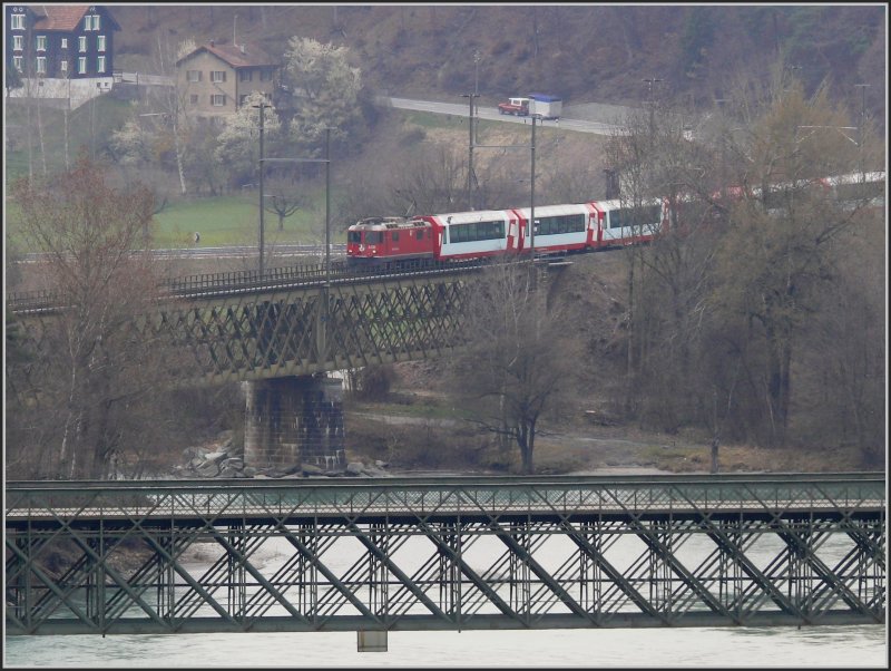 Ge 4/4 II 630  Trun  erreicht mit ihrem Glacier Express die Hinterrheinbrcke bei Reichenau-Tamins. Die Strassenbrcke im Vordergrund verbindet den Bahnhof mit dem Dorf. (01.04.2008)