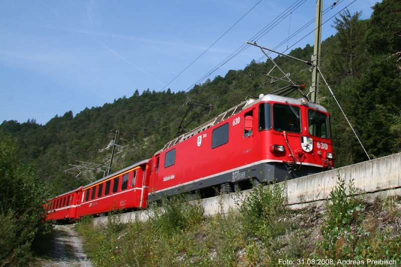 Ge 4/4 II 630  Trun  zieht am 31.08.2008 den RE 1237 von Disentis/Mustr nach Scuol-Tarasp durch die Rheinschlucht bei Trin. (Weitwinkelaufnahme)