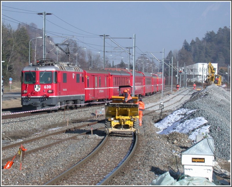 Ge 4/4 II 630  Trun  mit Schnellzug auf dem Weg nach St.Moritz bei Ems Werk. (01.02.2007)