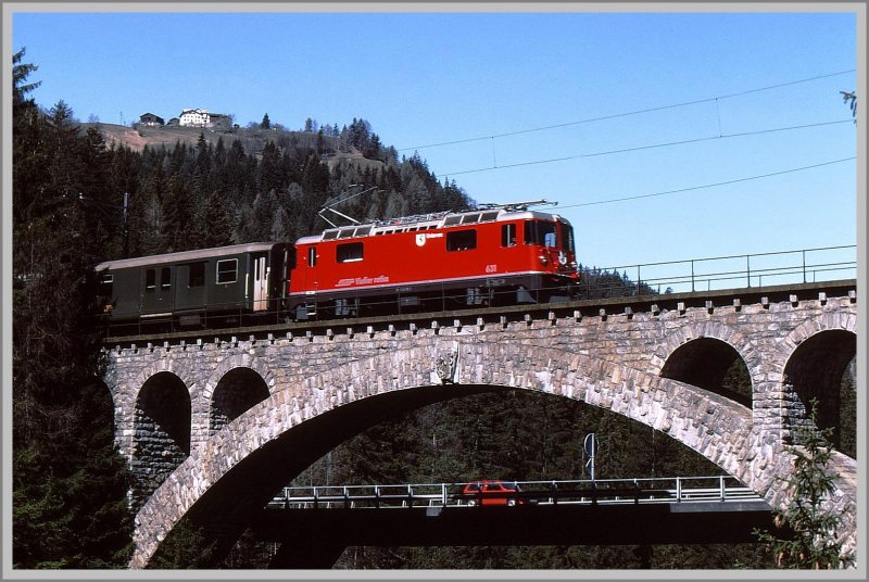 Ge 4/4 II 631  Untervaz  berquert den mit 89m hchsten Viadukt der RhB bei Solis. (Archiv 03/85)