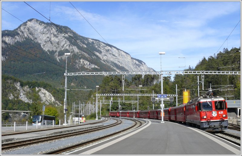 Ge 4/4 II 631  Untervaz  mit RE nach Disentis bei der Einfahrt in Reichenau-Tamins. (04.10.2007)