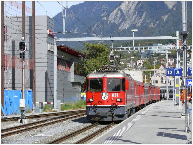 Ge 4/4 II 631 Untervaz mit RE in Chur, links ist das Stellwerk sichtbar. (04.10.2007)