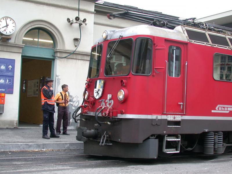 Ge 4/4 II 632 Zizers  bernimmt den Zug Richtung Arosa. Der provisorische Durchgang durchs alte Bahnhofsgebude zu den Geleisen ist links der Lok sichtbar.(11.07.2005)