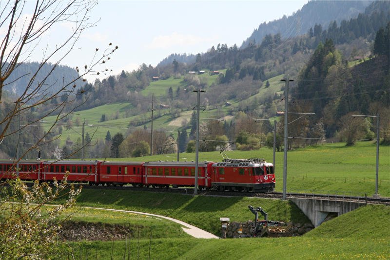 Ge 4/4 II 633  Zuoz  mit RE 1224 Scuol-T. - Landquart - Disentis/Mustr am 3. Mai 2008 kurz vor dem Bahnhof Castrisch. (Bild aus dem Gegenzug RE 1241 nach Scuol-Tarasp bespannt mit einer Ge 4/4 II 622  Arosa .)