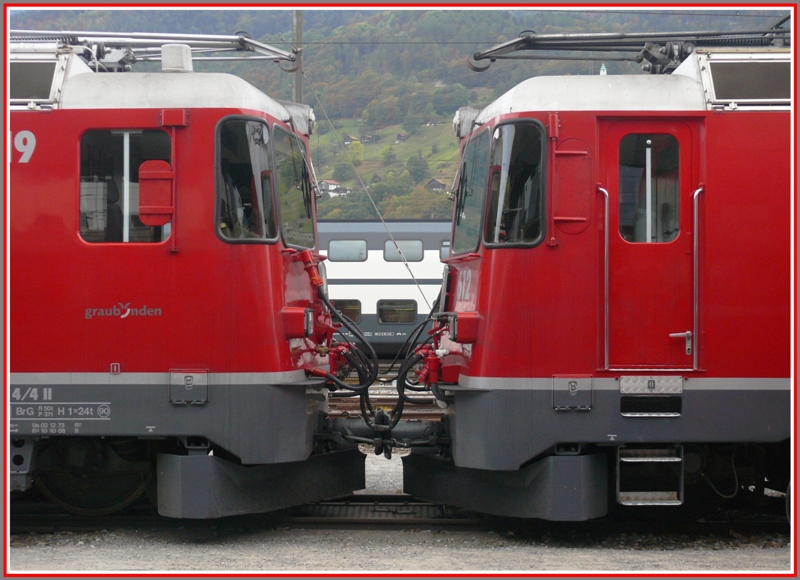 Ge 4/4 II Doppel in Landquart. Zubeachten ist die unterschiedliche Anordnung der Rckspiegel auf den beiden Fhrerstandsseiten. (08.10.2009)