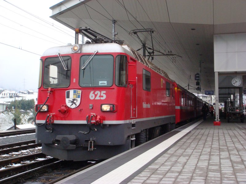 Ge 4/4 II mit Regio Disentis-Chur am 27.09.2007 in Disentis.