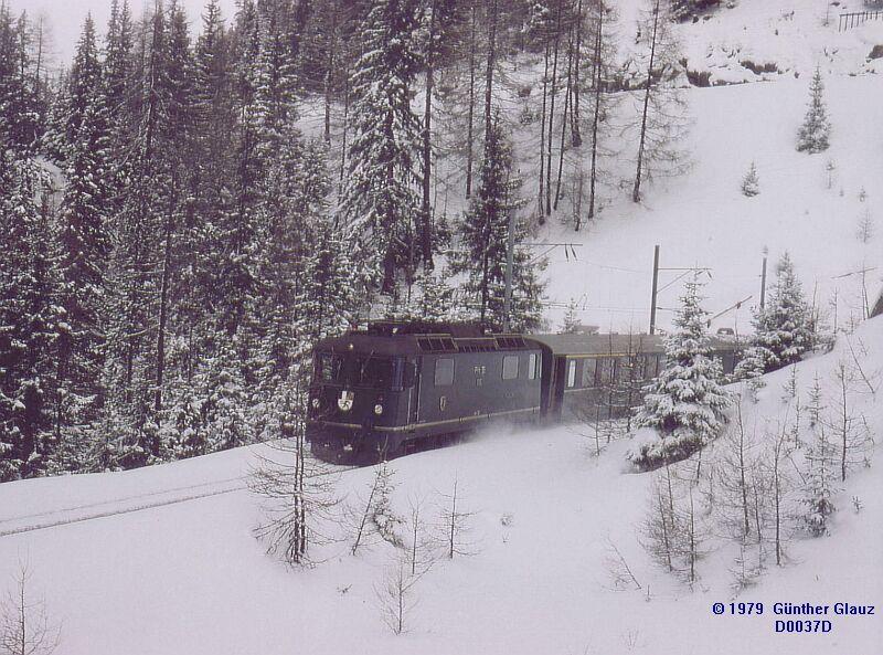 Ge 4/4 II mit Reisezug hat gerade talwrts den Toua-Kehrtunnel, er liegt unter dem Zwondra-Kehrtunnel, verlassen - Mrz 1979. Auf diesen Abschnitt wird der grte Hhenunterschied berwunden, von Bergn bis Preda 416 Meter, Maximalsteigung 35 Promille.