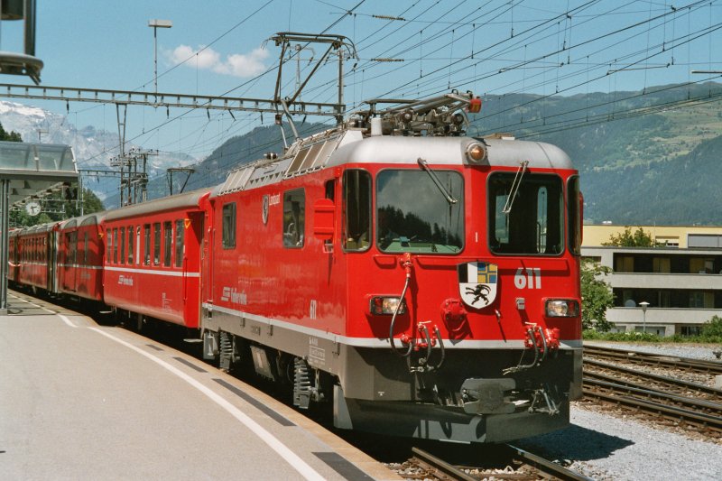 Ge 4/4 II Nr. 611 (erste Lok der Serie, Baujahr 1973) vor einem Schnellzug Chur-St. Moritz, am 14. Mai 2006 in Thusis aufgenommen. Die Lok ist kurz zuvor umfassend modernisiert worden (Fhrerstand, Stromrichter, Parkstellung etc.) und zeigt sich auch usserlich aufgefrischt mit neuen Rechteckscheinwerfern und glnzendem  Anti-Graffiti -Anstrich. Allerdings ist die Beschriftung noch nach dem alten Schema ausgefhrt, alle nachfolgend modernisierten Loks kommen im neuen Erscheinungsbild, als erste die Lok 625.