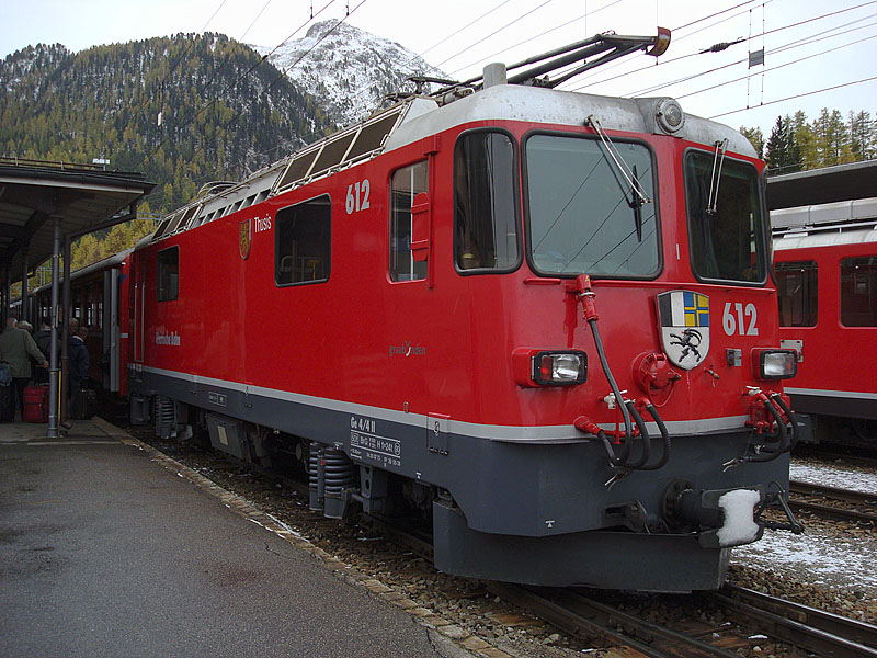 Ge 4/4 II Nr. 612 Thusis mit Pendelzug kurz nach Einfahrt in Pontresina, 17. Okt. 2009, 11:57