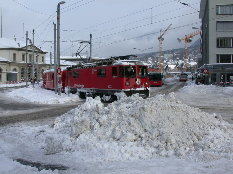Ge 4/4 II  Zuoz  bei der Abfahrt nach Arosa im verschneiten Bahnhof Chur. (18.12.2005)