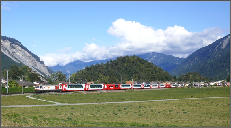 Ge 4/4 III 641  Maienfeld  zieht die beiden GlacierExpress Hlften 906/908 bei Ems Werk Richtung St.Moritz. (14.09.2009)