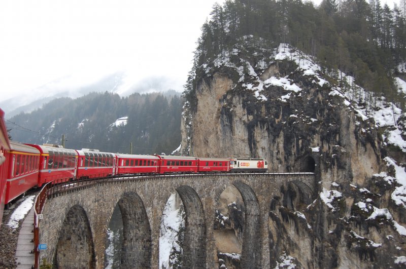 Ge 4/4 III 641 mit Regionalzug auf dem Landwasser-Viadukt. 02.03.2009