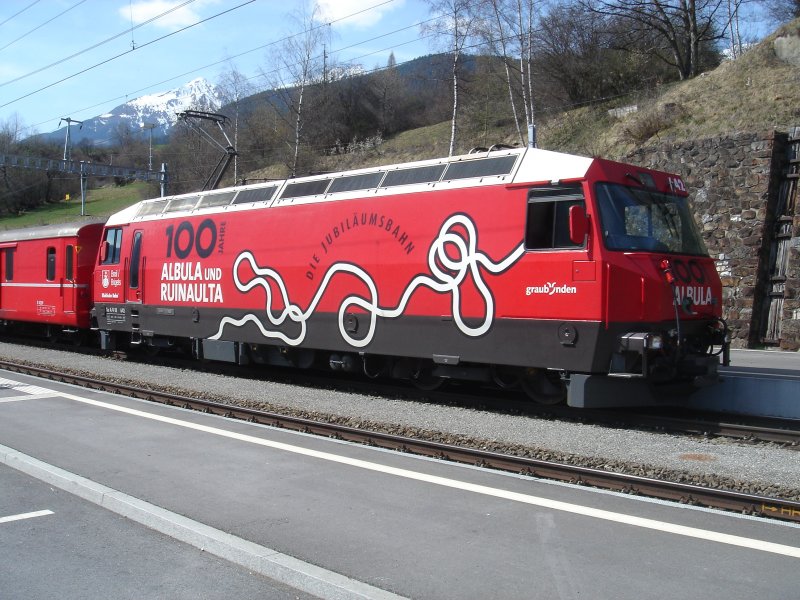 Ge 4/4 III 642  100 Jahre Albula  mit einem Zug im Bahnhof Filisur. Aufgenommen im April 2007