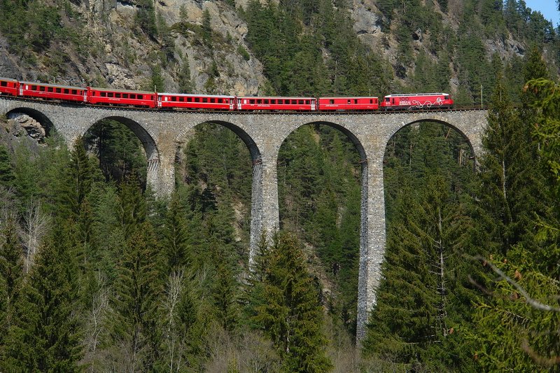 Ge 4/4 III 642  Breil/Briegels . Ein imposantes Brckenbauwerk, dieser Landwasserviadukt bei Filisur, deren Bahnhof der Zug in einigen Minuten erreichen wird. Dort wartet schon der Gegenzug auf seine Weiterfahrt, der hier eingleisigen Bahnstrecke. 13.4.2007