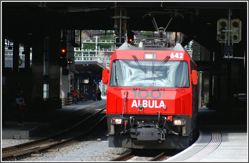Ge 4/4 III 642  Breil/Brigels  erscheint nach Unterfahren des Postbusdecks wieder an der Sonne. Hier beim Verlassen des Bahnhofs Chur Richtung St.Moritz. (04.07.2007)