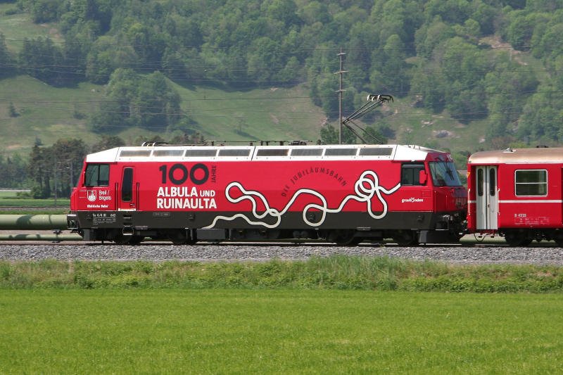 Ge 4/4 III 642  Breil/Brigels  mit Eigenwerbung fr  100 Jahre Albula und Ruinaulta  kurz genannt  Spaghetti-Lok  hier zwischen Igis und Zizers am 1.05.2007.