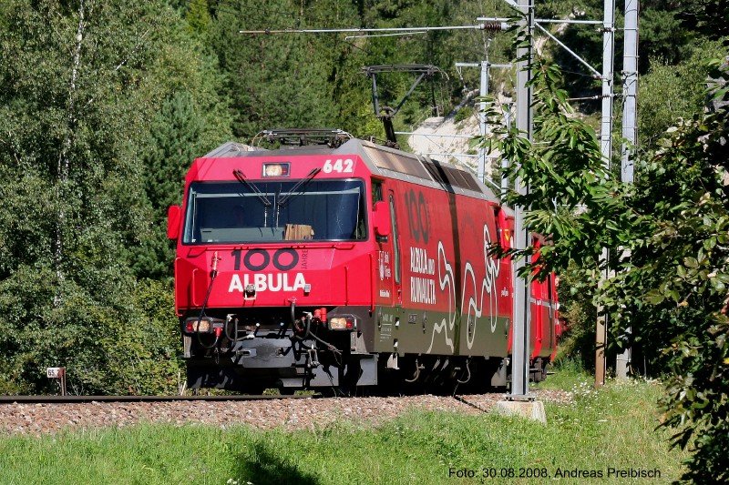 Ge 4/4 III 642  Breil/Brigels , mit Eigenwerbung fr 100 Jahre Albula und Ruinaulta aus dem Jahr 2003, zieht den Albulaschnellzug RE 1129 von Chur nach St. Moritz unterhalb der Ruine Greifenstein bei Filisur am 30. August 2008.