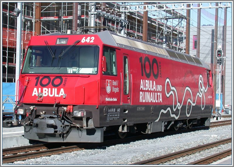 Ge 4/4 III 642  Breil/Brigels  bei der Grossbaustelle Bahnhof Chur. Die wirre Linie auf der Lokseite ist kein Grafitti, sondern der Streckenverlauf zwischen Bergn und Preda an der Albulalinie. (09.02.2007)