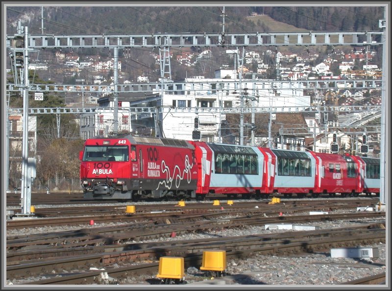 Ge 4/4 III 642  Breil/Brigels  verlsst Chur um 16.00 Uhr mit dem Glacier Express nach St.Moritz. (20.02.2007)