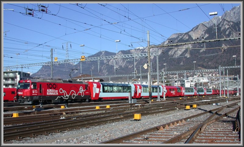 Ge 4/4 III 642  Savognin  zieht den Glacier Express aus Chur nach St.Moritz. (20.02.2007)