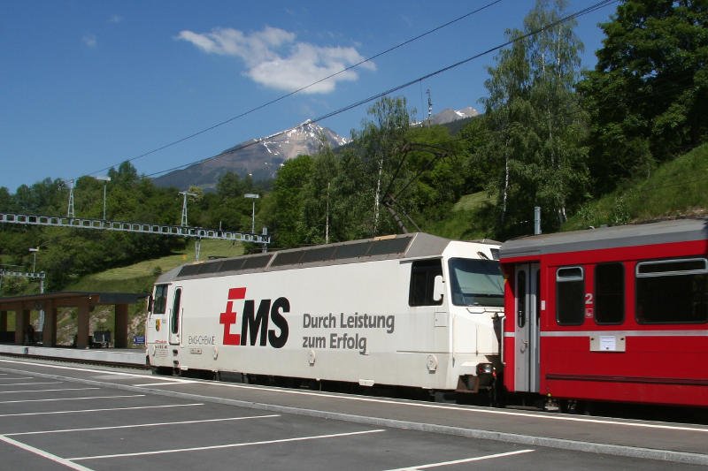Ge 4/4 III 643  Vals  mit Werbung die die  Ems Chemie  am 11.06.2006 in Filisur.