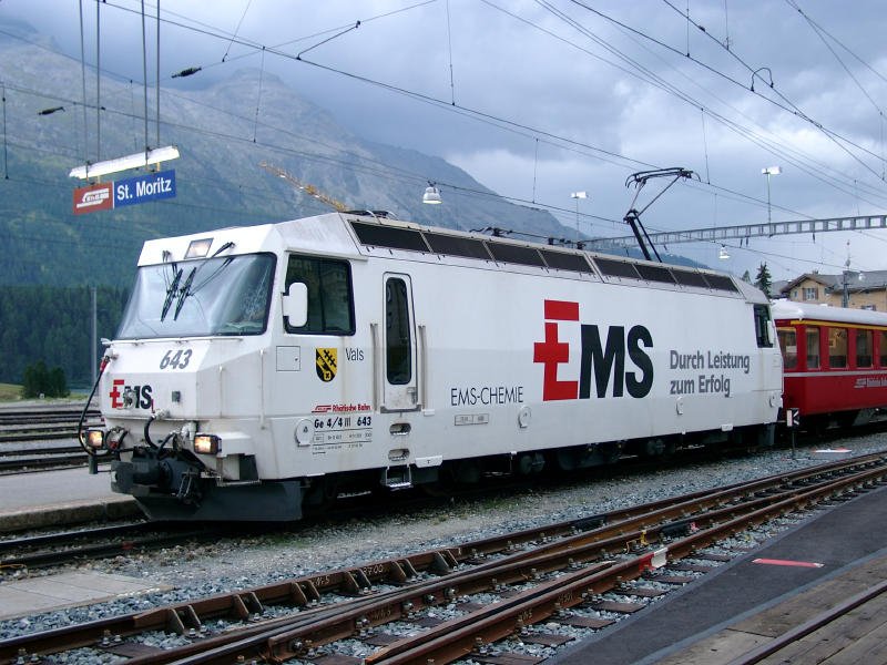 Ge 4/4 III 643  Vals  die schon seit 1997 Werbung fr die  Ems Chemie  trgt und somit am lngsten Fremdwerbung macht. Hier in St. Moritz am 24.08.2003.