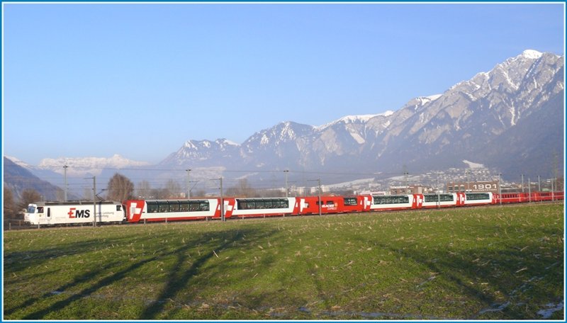 Ge 4/4 III 643  Vals  mit RE1153 inklusive Glacier-Express-Abteilung verlsst Chur Richtung St.Moritz. Rechts grsst der 2266m hohe Montalin. (30.01.2009)