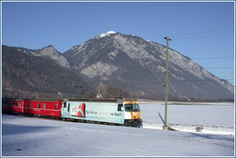 Ge 4/4 III 644 Savognin macht Werbung frs romanische Radio und Fernsehen. Hier fhrt sie den Schnellzug nach St.Moritz ber die Ebene vor Bonaduz. Im Hintergrund der Taminser Calanda. (31.01.2007)