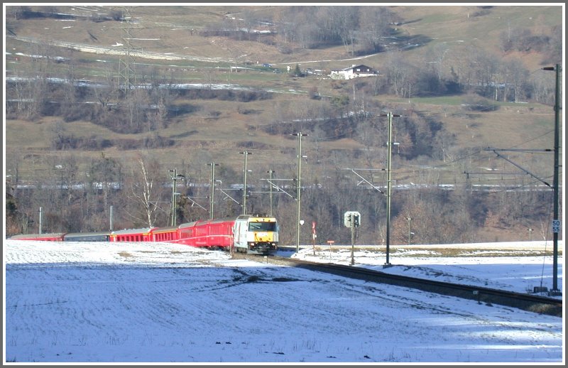 Ge 4/4 III 644  Savognin  mit dem Schnellzug nach St,Moritz erklimmt die Steigung zwischen Reichenau-Tamins und Bonaduz.
(31.01.2007)