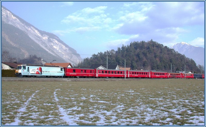 Ge 4/4 III 644  Savognin  fhrt den Schnellzug nach St.Moritz vorbei an einem der vielen Bergsturzhgel (Tumas genant)in der Gemeinde Domat/Ems. (01.02.2007)