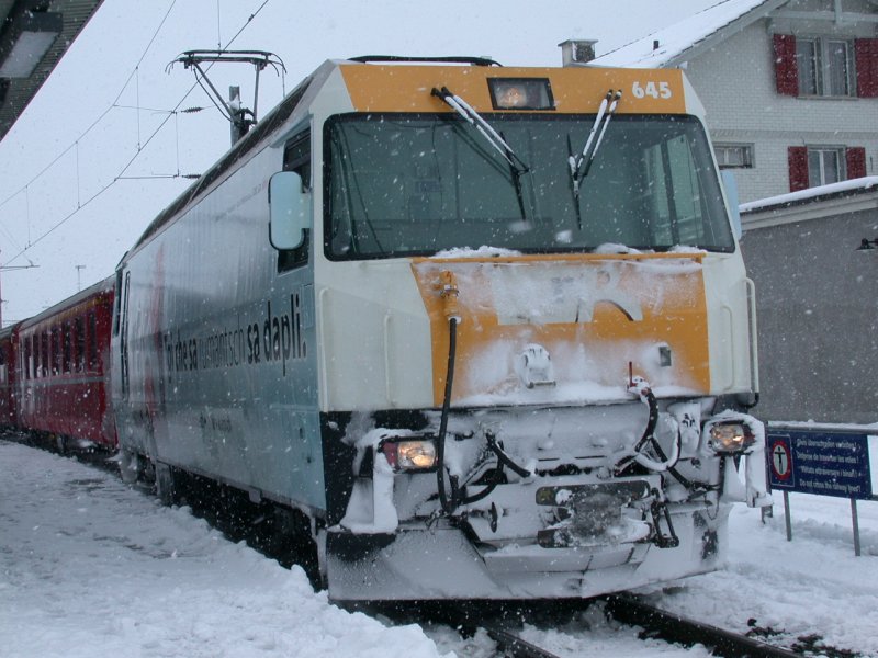 Ge 4/4 III 645  Tujetsch  in Landquart wirbt fr die vierte Landessprache der Schweiz, die im Gebiet von Graubnden gesprochen wird. Radio e Televisiun Rumantscha. (14.02.2005)