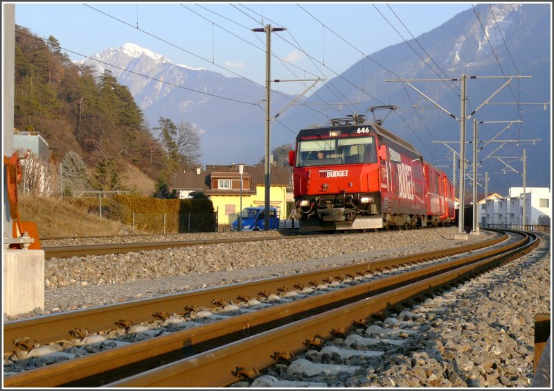 Ge 4/4 III 646  Sta.Maria/Val Mstair  kommt bei Domat/Ems mit einem RE nach St.Moritz um die Kurve. (25.01.2008)