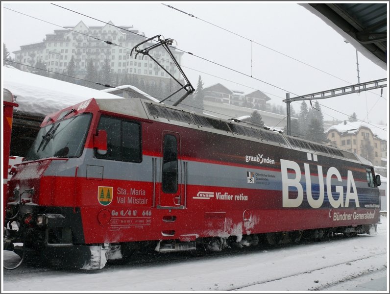 Ge 4/4 III 646 vor einem der 5* Hotelpalste in St.Moritz. (17.02.2009)
