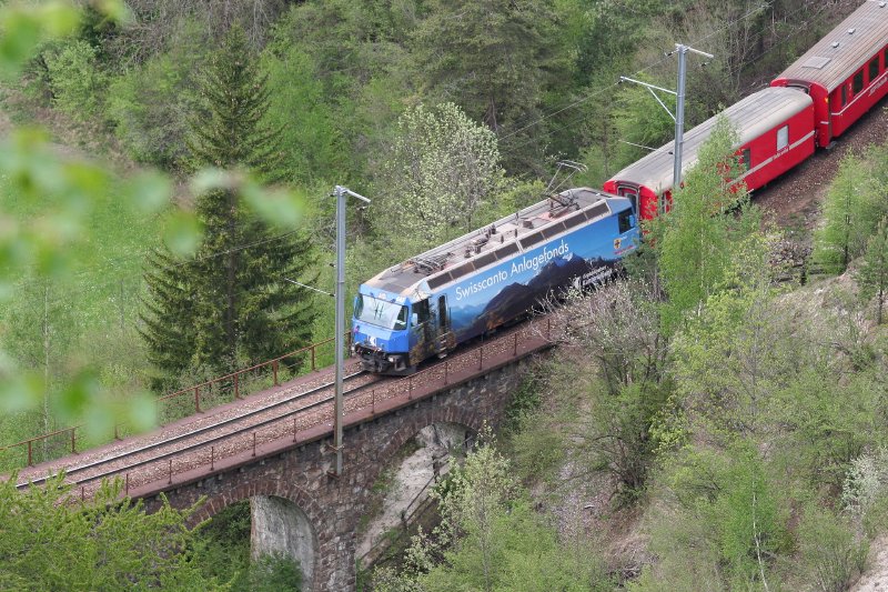 Ge 4/4 III 647  Grsch  mit der Werbung fr die  Graubndner Kantonalbank  befhrt das Viadukt unterhalb der Ruine Greifenstein am 2. Mai 2007 kurz nach dem Bahnhof Filisur. Hinweis: Teleaufnahme.