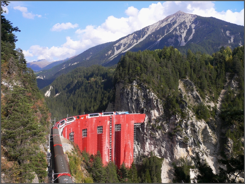 Ge 4/4 III 647  Grsch  zieht den GlacierExpress 904 und die Wagen des RE1149 soeben ber das Landwasser Viadukt. Im Hintergrund die Muchetta. (01.10.2009)