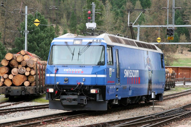 Ge 4/4 III 648  Susch  mit Werbung fr  Swisscom  hier in Pontresina am 4.05.2007.