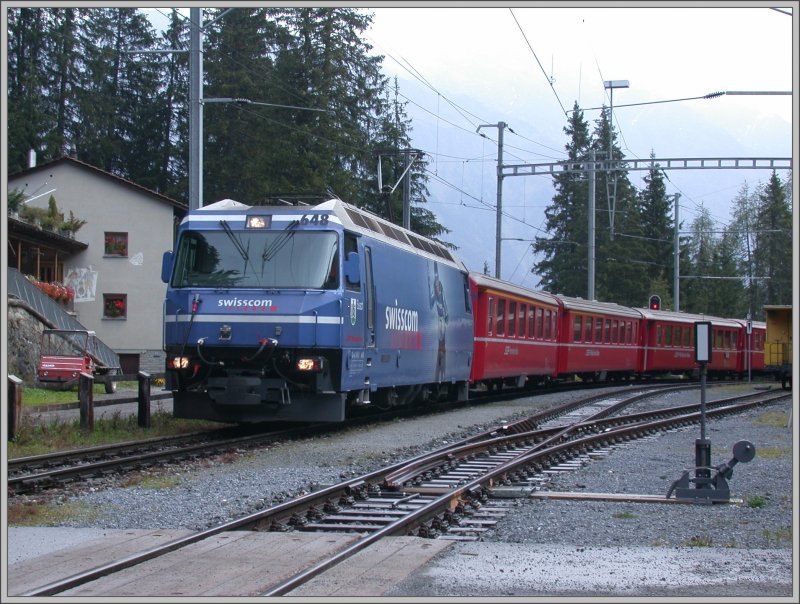Ge 4/4 III 648  Susch  mit einem Regioexpress bei der Einfahrt in Davos Laret. (17.09.2007)