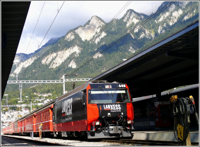 Ge 4/4 III 648  Susch  steht mit abfahrbereitem RegioExpress am Gleis 10 in Chur. Im Hintergrund die rote Platte. (14.09.2009)