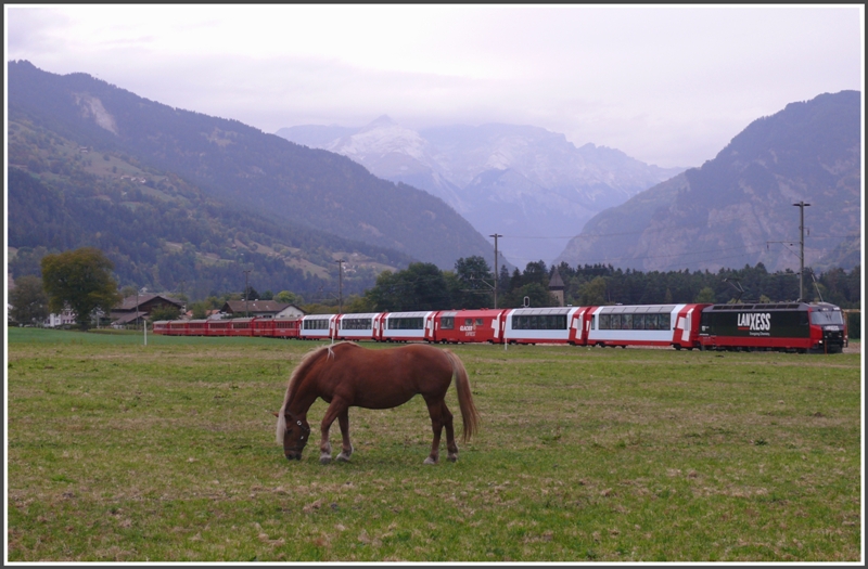 Ge 4/4 III 648  Susch  ziekt zwischen Cazis und  Thusis den GlacierExpress 904 und RE1149 nach St.Moritz.(08.10.2009)