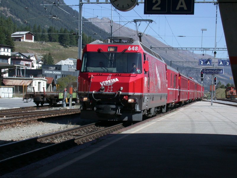 Ge 4/4 III 648  Susch  fhrt mit ihrem Schnellzug aus Chur in Samedan ein. (04.09.2003)