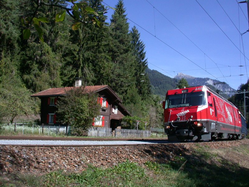 Ge 4/4 III 648  Susch  mit Verienatunnel-Werbung durchfhrt mit dem Glacierexpress die Station Trin in der Rheinschlucht.(26.09.2003)
