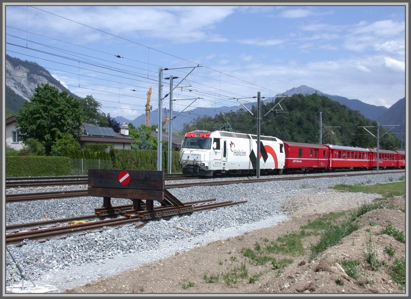 Ge 4/4 III 649  Lavin  mit RE nach St.Moritz passiert den Schutzstumpen bei der neuen Anschlussgleisanlage in Ems Werk. (24.05.2007)