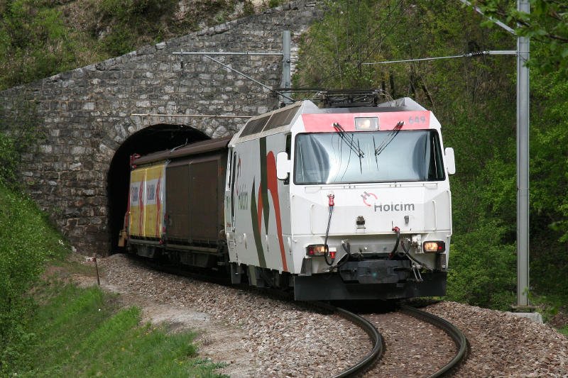 Ge 4/4 III 649  Lavin  mit der Werbung fr  Holcim  hat soeben den 55m langen Schlossbergtunnel unterhalb der Ruine Greifenstein durchfahren und strebt am 2.05.2007 dem Engadin entgegen.