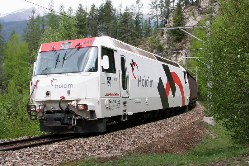 Ge 4/4 III 649  Lavin  mit der Werbung fr  Holcim  unterhalb der Ruine Greifenstein bei Filisur am 2.05.2007.