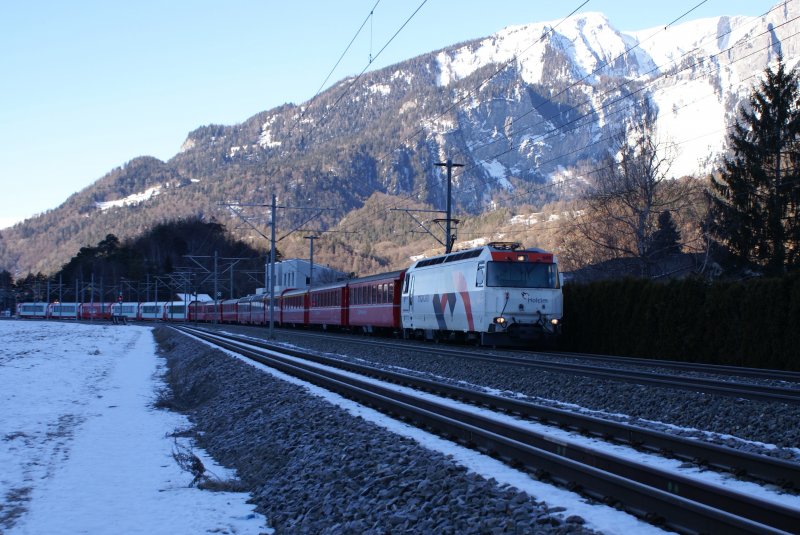 Ge 4/4 III 649 nhert sich am 11.1.09 Domat/Ems.