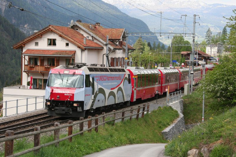 Ge 4/4 III 650  Seewis im Prttigau  mit Werbung fr die  Kandidatur Weltkulturerbe Albula/Bernina  hier in Filisur mit dem Winterfahrplan Bernina-Express am 2.05.2007.