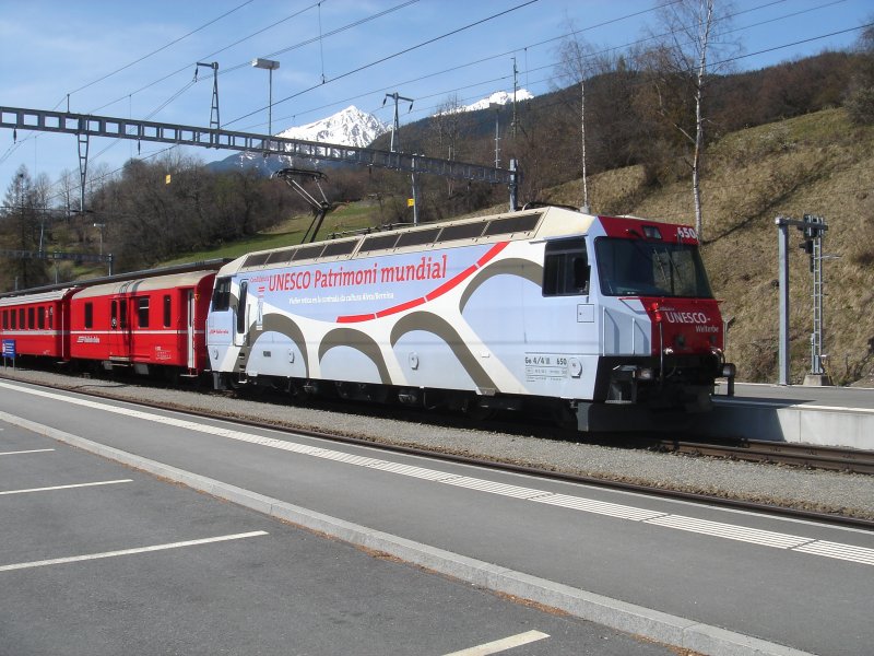 Ge 4/4 III 650  Unesco  mit einem Zug im Bahnhof Filisur. Aufgenommen im April 2007