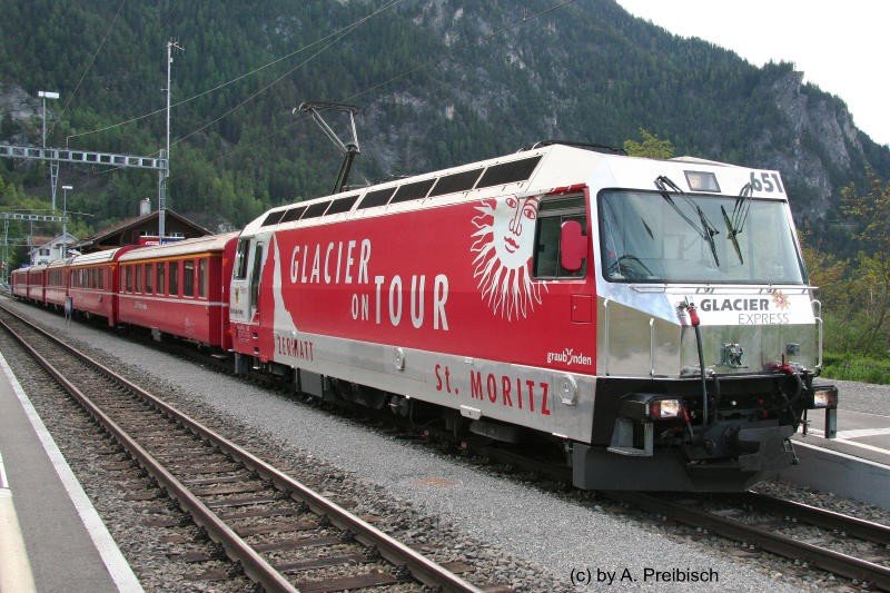 Ge 4/4 III 651  Fideris  mit Werbung fr den  Glacier-Express  hier am 3.05.2007 in Filisur. Aktuelle Version jetzt ohne  75 Jahre  Logos an Front und Seite.